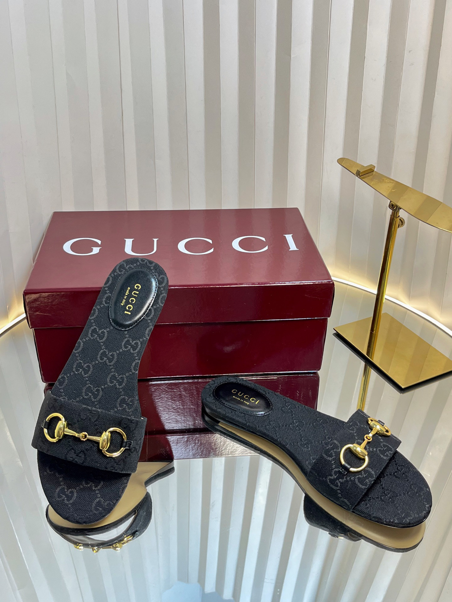 G*u*i sandals