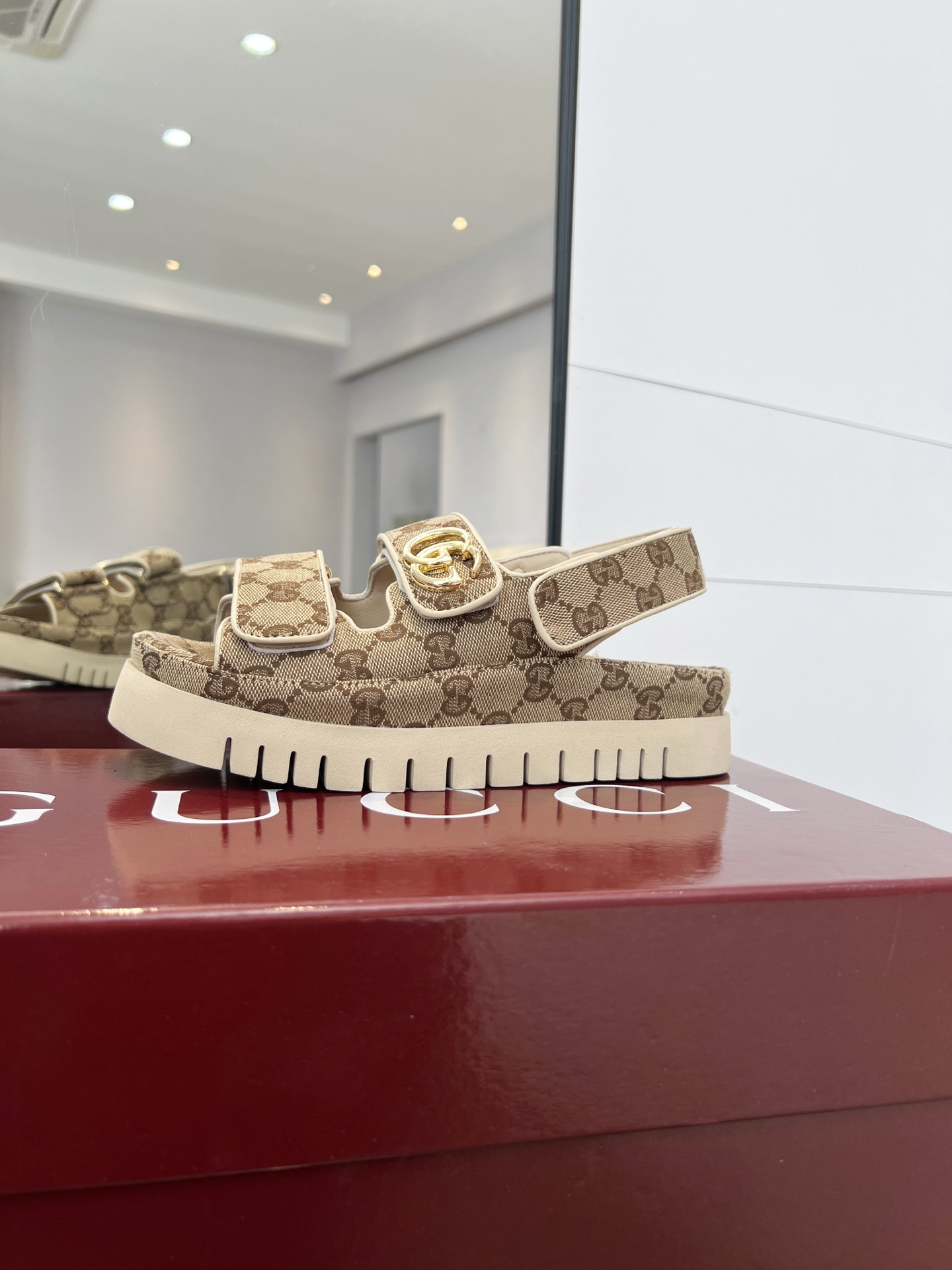 G*u*i sandals