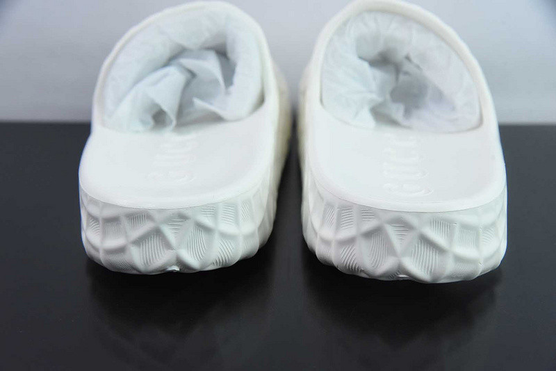 G*u*i sandals